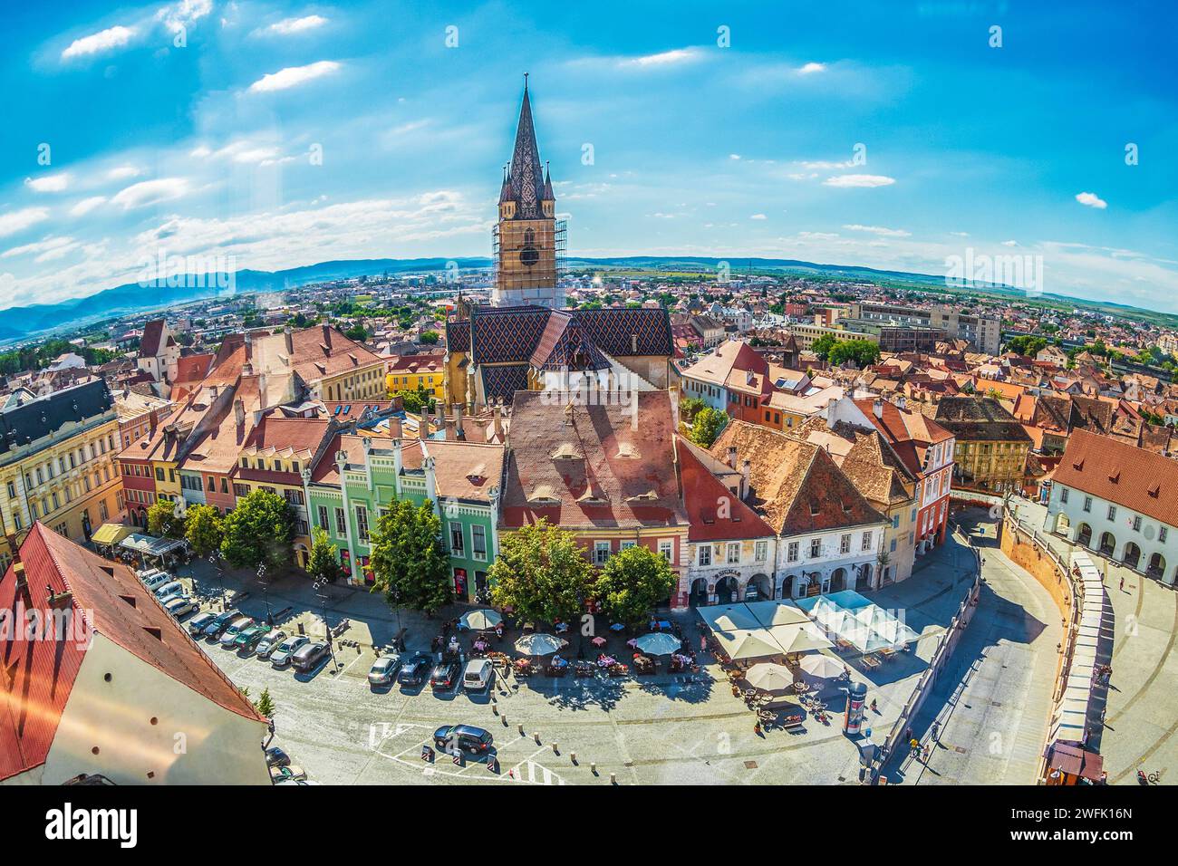 SIBIU, TRANSSILVANIEN, RUMÄNIEN - JULI 8,2020: Blick aus der Vogelperspektive vom Ratsturm über den Kleinen Platz, Teil des alten Stadtzentrums. Von deutschen Siedlern gegründet. Stockfoto