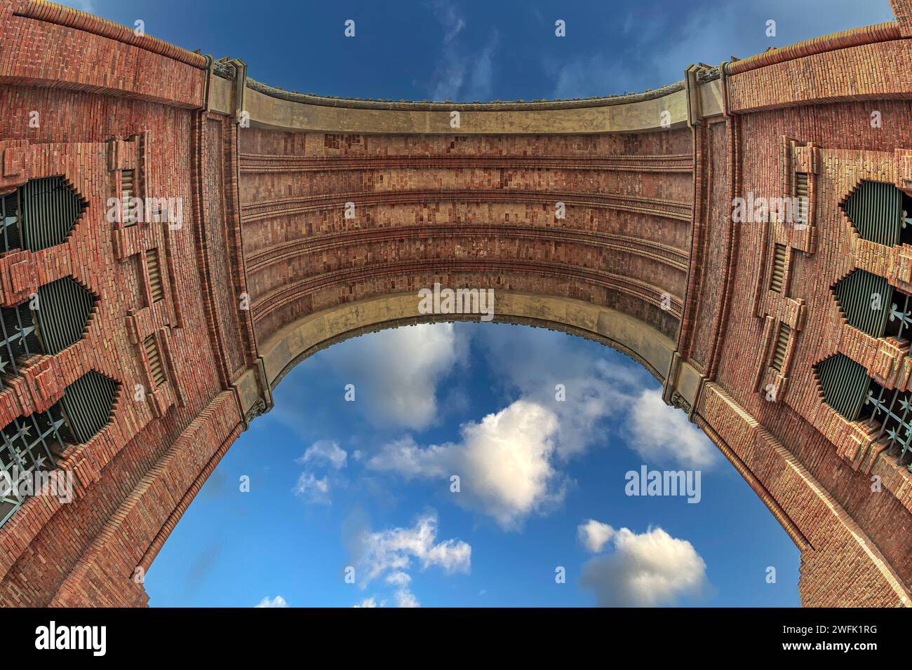 BARCELONA, SPANIEN-FEB. 27. 2022: Detail des Arc de Triomf, eines Triumphbogens des Architekten Josep Vilaseca i. Casanovas. Stockfoto
