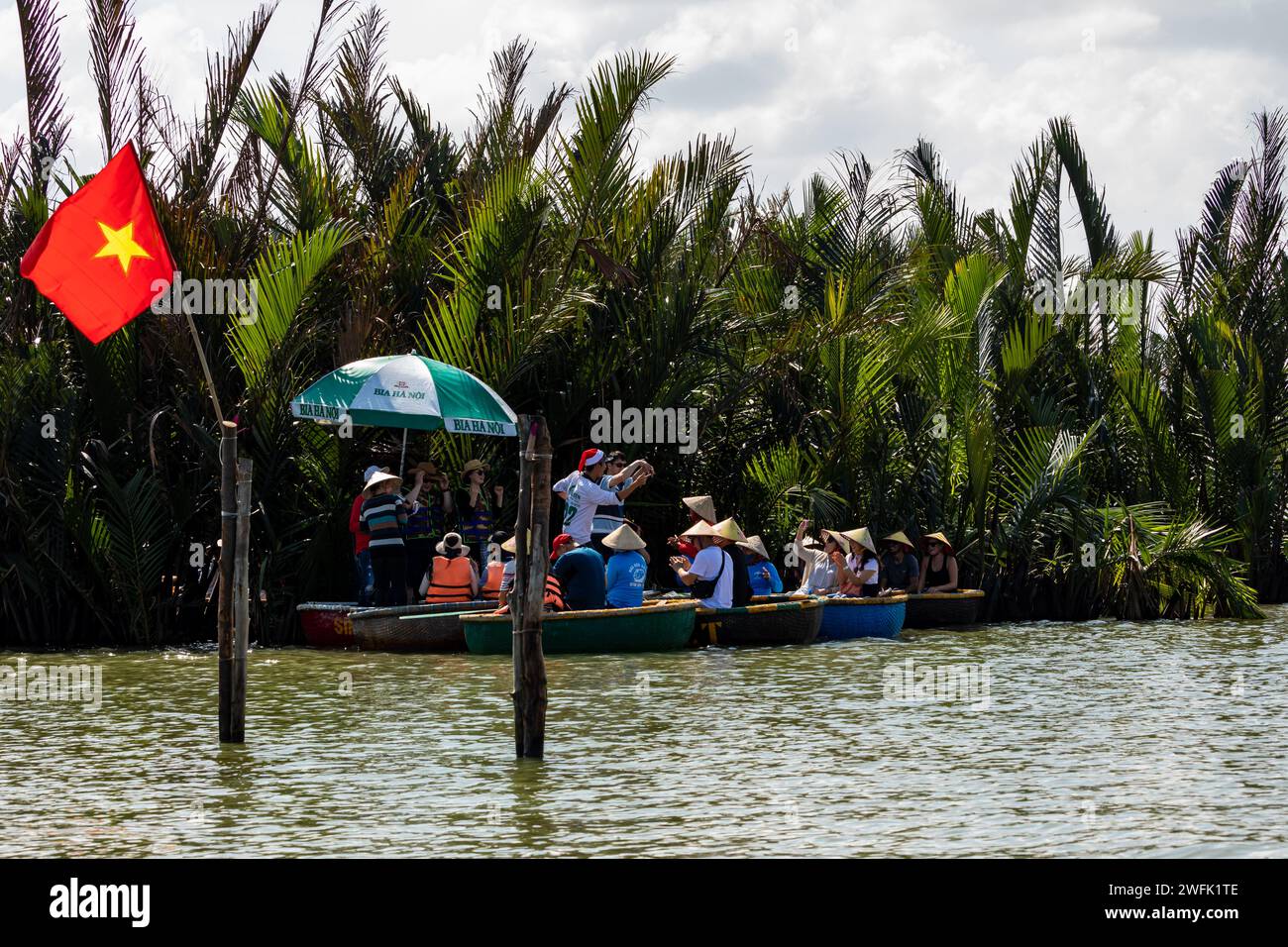Chinesische Touristen in Baskets Boats bei Hoi an in Vietnam Stockfoto