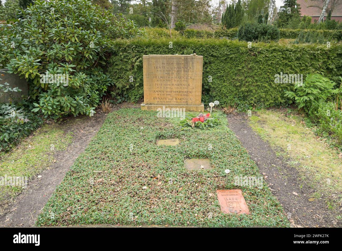 Ernst von Harnack und Familie, Ehrengrab, Friedhof Zehlendorf, Onkel-Tom-Straße, Zehlendorf, Berlin, Deutschland Ernst von Harnack und Familie, Ehrengrab, Friedhof Zehlendorf, Onkel-Tom-Straße, Zehlendorf, Berlin, Deutschland *** Ernst von Harnack und Familie, Ehrengrab, Friedhof Zehlendorf, Onkel Tom Straße, Zehlendorf, Berlin, Deutschland Ernst von Harnack und Familie, Ehrengrab, Friedhof Zehlendorf, Onkel Tom Straße, Zehlendorf, Berlin, Deutschland Stockfoto