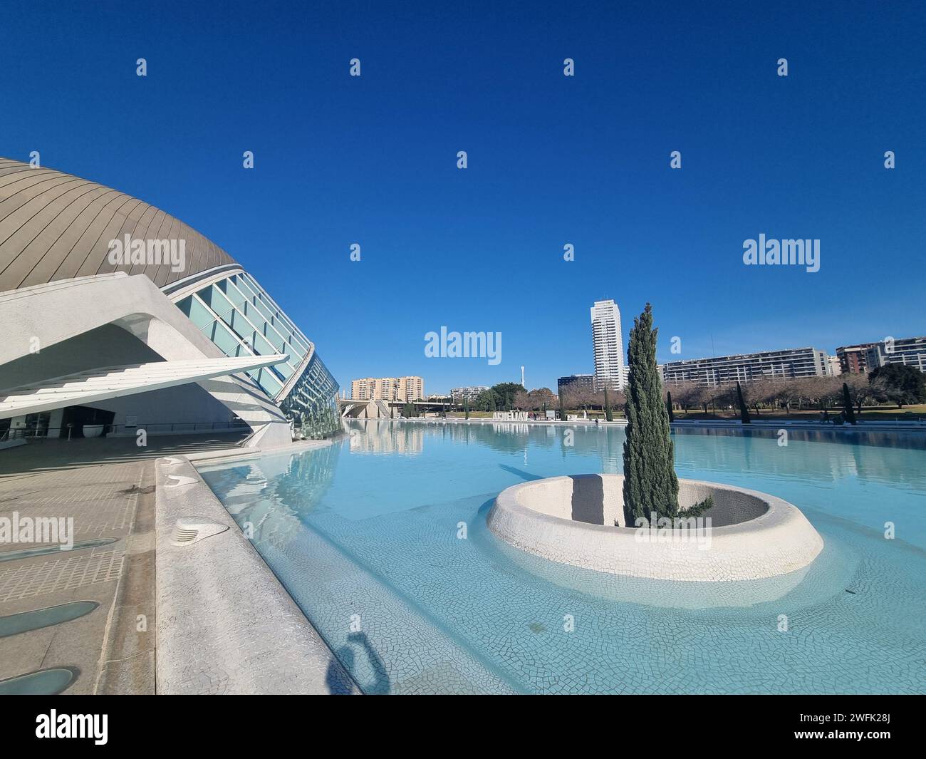 Valencia, Spanien - Januar 2024: Halbkugelförmiges Gebäude in der Wissenschafts- und Kunststadt Valencia Spanien. Moderne und futuristische Architektur. Stockfoto