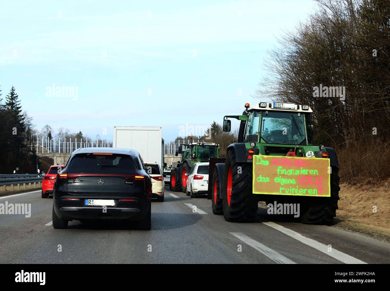 Landwirte protestieren mit der Blockade von Autobahnzufahrten gegen die Politik der Bundesregierung, 31.01.24, Autobahn A 99, Anschlusstelle Ottobrunn, *** Bauern protestieren gegen die Politik der Bundesregierung durch Blockierung von Autobahnzufahrten gegen die Politik der Politik der Bundesregierung, 31 01 24, A 99, Anschlussstelle Ottobrunn, Copyright: WolfgangxFehrmann Stockfoto