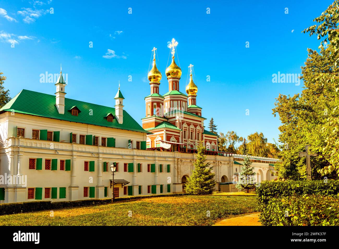Innenhof des Klosters der Mutter Gottes von Smolensk Nowodewitschi in Moskau mit der Fürbitte-Kirche Stockfoto