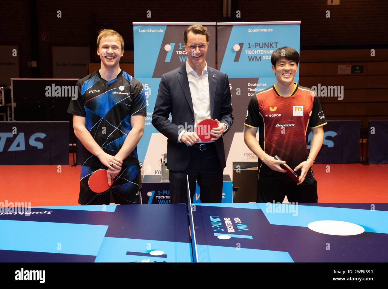 31.01.2024. Düsseldorf. NRW-Ministerpräsident Hendrik Wüst Mitte am Rande der Pressekonferenz zur 1-Punkt-Tischtennis-WM Mai 2024 beim Tischtennis-Bundesligisten Borussia Düsseldorf. Hier mit den Top-Spielern Dang Qiu li. Und Benedikt Duda re.. Düsseldorf Borussia Düsseldorf Nordrhein-Westfalen Deutschland *** 31 01 2024 Düsseldorf NRW Ministerpräsident Hendrik Wüst stand am Rande der Pressekonferenz zur 1-Punkt Tischtennis-Weltmeisterschaft Mai 2024 im Bundesliga Tischtennisklub Borussia Düsseldorf hier mit den Spitzenspielern Dang Qiu links und Benedikt Duda rechts Düss Stockfoto