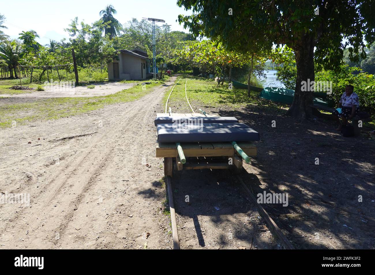 Das Cuero Y Salado Wildlife Refuge erreichte mit einem 15-minütigen Burra einen kleinen offenen Eisenbahnwagen in der Nähe von Ceiba, Honduras, Zentralamerika Stockfoto