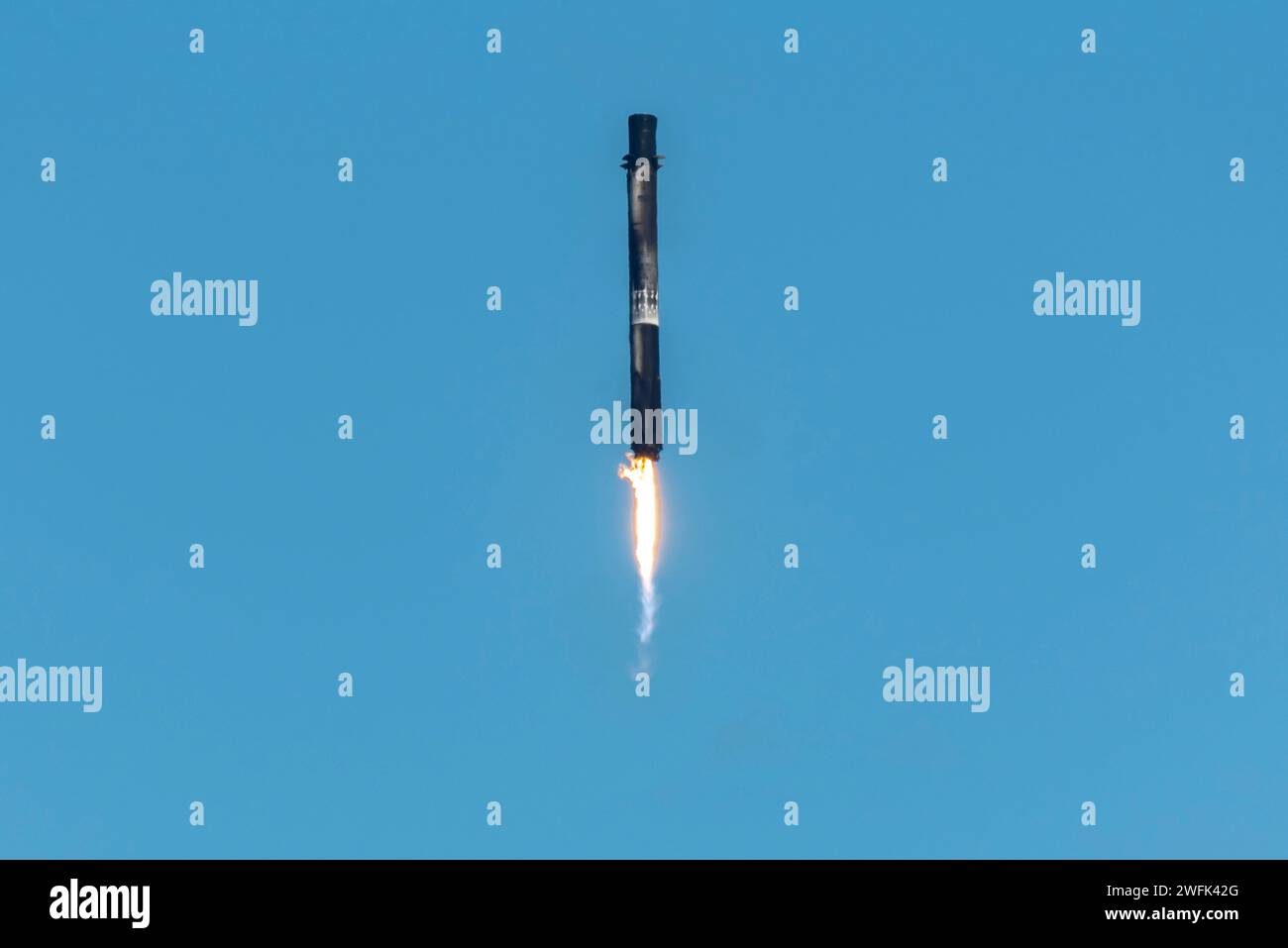 Cape Canaveral, Vereinigte Staaten von Amerika. 30. Januar 2024. Eine SpaceX Falcon 9 Booster-Rakete landet am 30. Januar 2024 in Cape Canaveral, Florida, in der Launch Zone 1, nachdem sie die Northrop Grumman unbemannte kommerzielle ReSupply Services Mission von der Cape Canaveral Space Force Station in den Orbit gebracht hatte. Dies war der zehnte Flug des wiederverwendbaren Boosters der ersten Stufe. Quelle: Deanna Murano/US Space Force/Alamy Live News Stockfoto