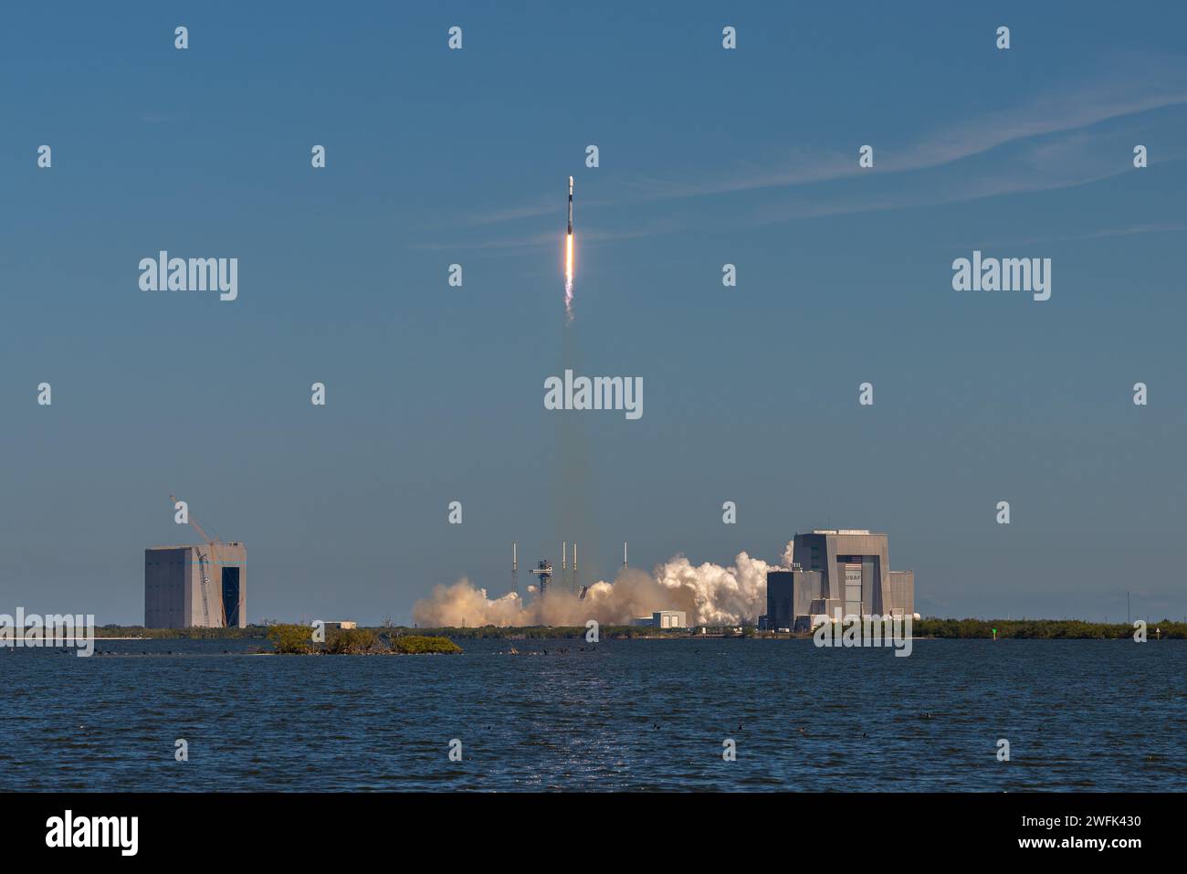 Cape Canaveral, Vereinigte Staaten von Amerika. 30. Januar 2024. Eine Rakete der SpaceX Falcon 9 startet mit der Northrop Grumman Cygnus unbemannte kommerzielle ReSupply Services Mission vom Space Launch Complex 40 auf der Cape Canaveral Space Force Station am 30. Januar 2024 in Cape Canaveral, Florida. Das Raumschiff transportiert 8.200 Pfund wissenschaftliche Untersuchungen, Vorräte und Ausrüstung zur Internationalen Raumstation. Quelle: Joshua Conti/US Space Force/Alamy Live News Stockfoto
