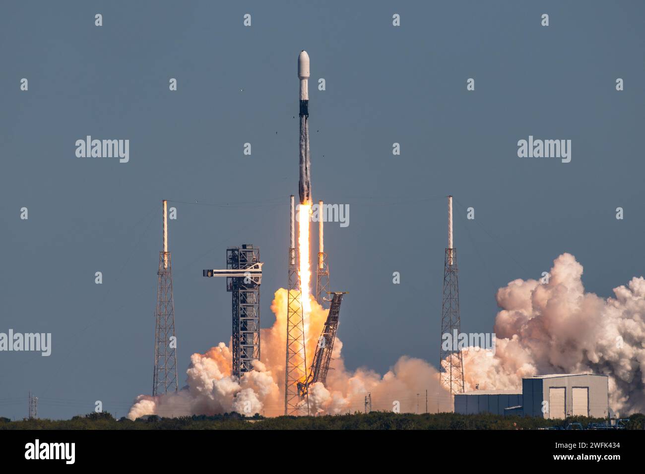 Cape Canaveral, Vereinigte Staaten von Amerika. 30. Januar 2024. Eine Rakete der SpaceX Falcon 9 startet mit der Northrop Grumman Cygnus unbemannte kommerzielle ReSupply Services Mission vom Space Launch Complex 40 auf der Cape Canaveral Space Force Station am 30. Januar 2024 in Cape Canaveral, Florida. Das Raumschiff transportiert 8.200 Pfund wissenschaftliche Untersuchungen, Vorräte und Ausrüstung zur Internationalen Raumstation. Quelle: Joshua Conti/US Space Force/Alamy Live News Stockfoto