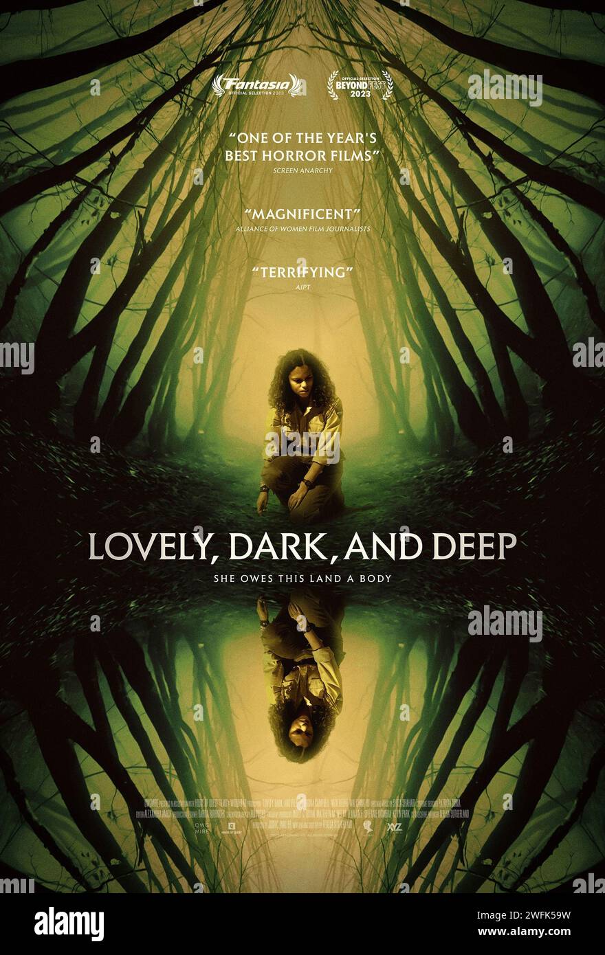 Lovely, Dark, and Deep (2023) von Teresa Sutherland mit Georgina Campbell, Nick Blood und Wai Ching Ho. Lennon, eine neue Rangerin aus dem Hinterland, reist alleine durch die gefährliche Wildnis, in der Hoffnung, die Ursprünge einer Tragödie aufzudecken, die sie seit ihrer Kindheit heimgesucht hat. US-Poster mit einem Blatt ***NUR FÜR REDAKTIONELLE ZWECKE***. Quelle: BFA/XYZ Films Stockfoto