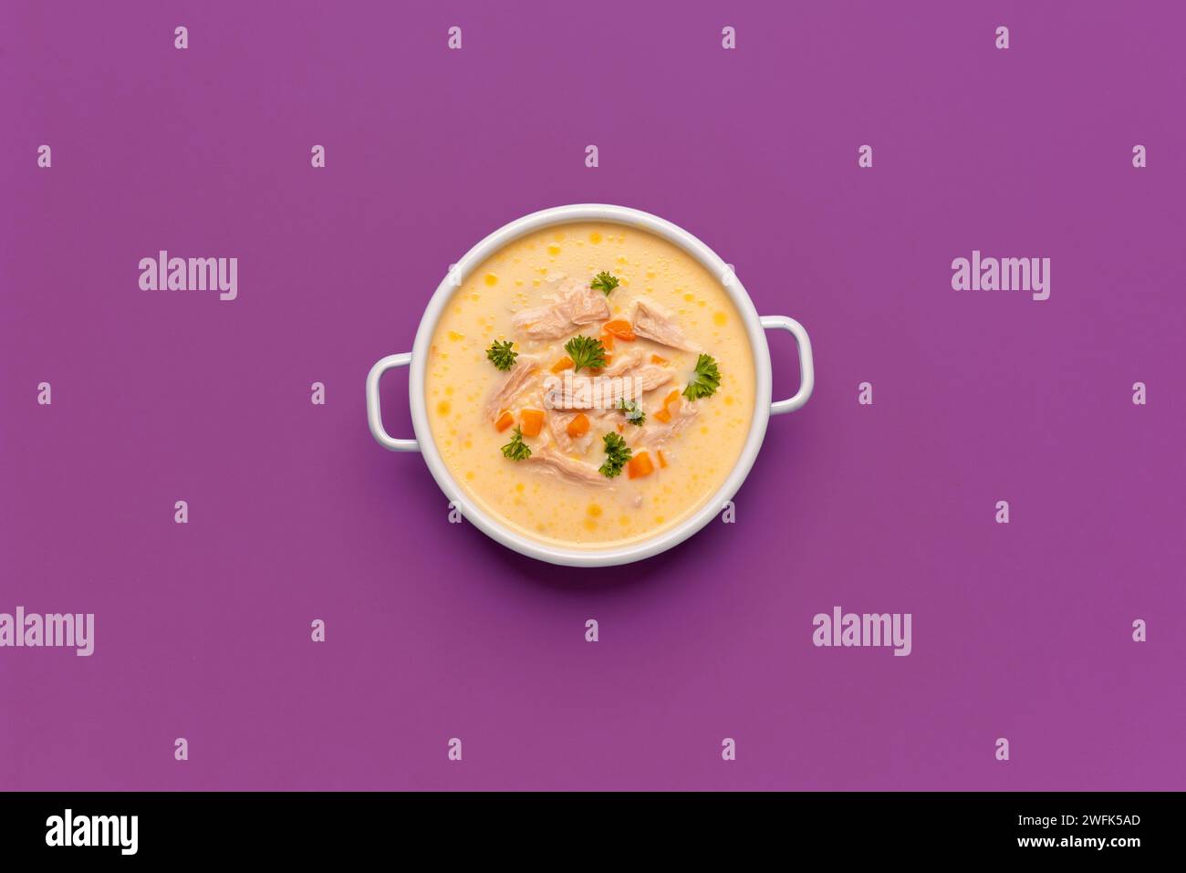 Blick von oben mit einer Schüssel Hühnersuppe, griechisches Rezept mit Zitronensaft und Gemüse Stockfoto