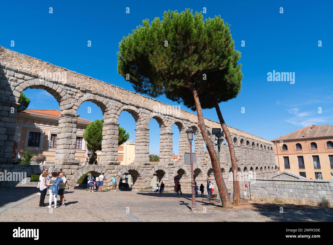Römisches Aquädukt Segovia Spanien historisches Gebäude und spanische Touristenattraktion mit Menschen Stockfoto