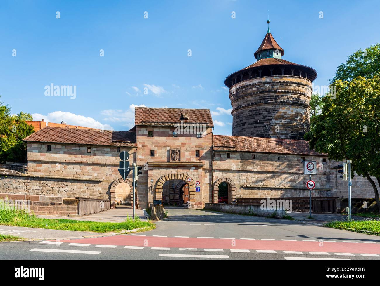 Der Neutor, ein ehemaliges Tor der Nürnberger Altstadt, und der Neutorturm, ein befestigter Turm, Teil der Verteidigungsmauern der Stadt. Stockfoto