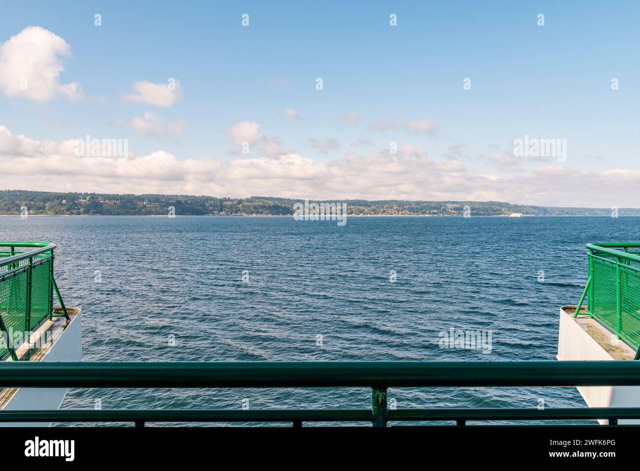 Whidbey Island befindet sich am Horizont dieses horizontalen Fotos, aufgenommen von einem Boot der Washington State Ferry. Stockfoto
