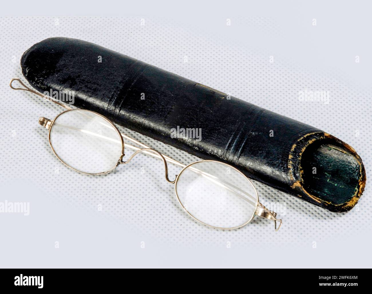 Antike Gläser und Lederetui vom Anfang des 20. Jahrhunderts. Stockfoto
