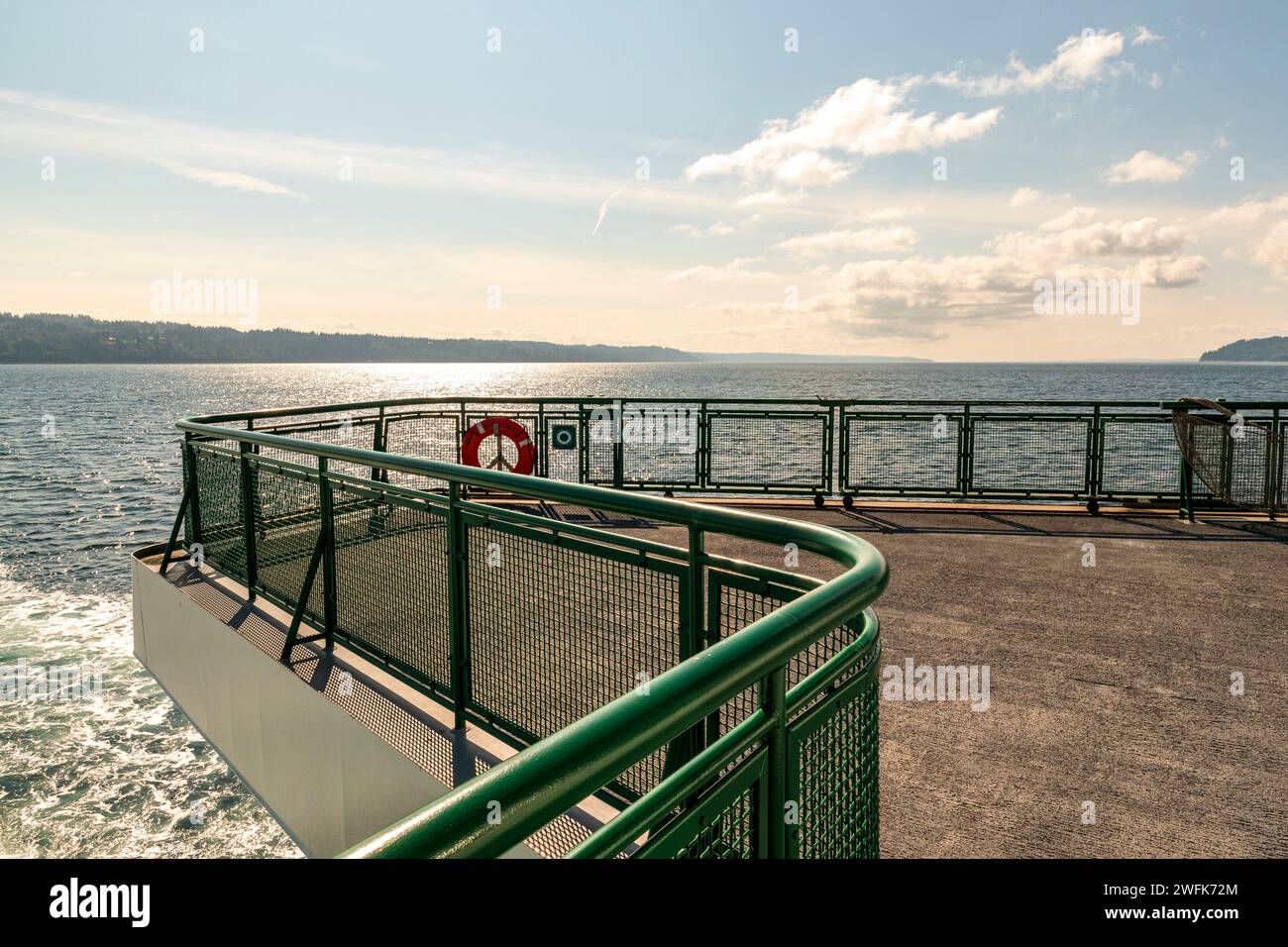 Die Aussichtsplattform einer Washington State Ferry ist leer von Menschen, während das Boot über den Puget Sound von Mukilteo nach Whidbey Island gleitet. Stockfoto