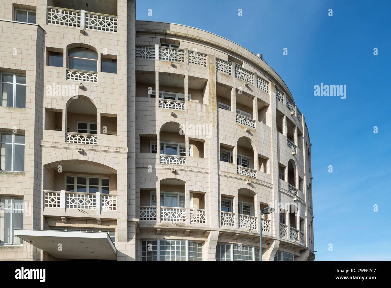 Grand Hôtel Bellevue / Rotonde im Eklektizismus-Stil von Octave van Rysselberghe im Badeort Westende, Middelkerke, Westflandern, Belgien Stockfoto