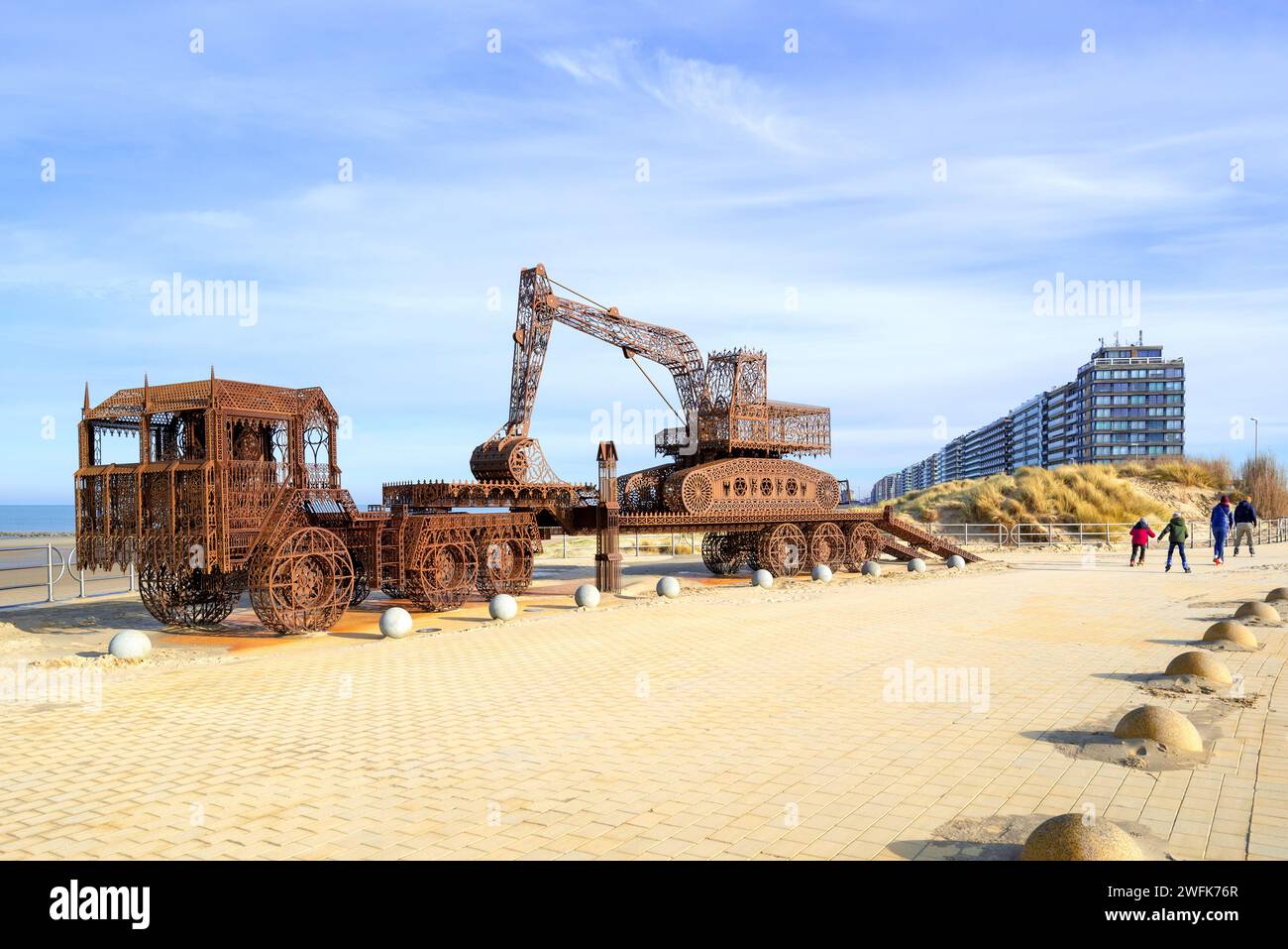 Caterpillar + Flachbettanhänger, Kunstwerk des belgischen Neo-Konzeptkünstlers Wim Delvoye im Badeort Westende, Middelkerke, Westflandern, Belgien Stockfoto