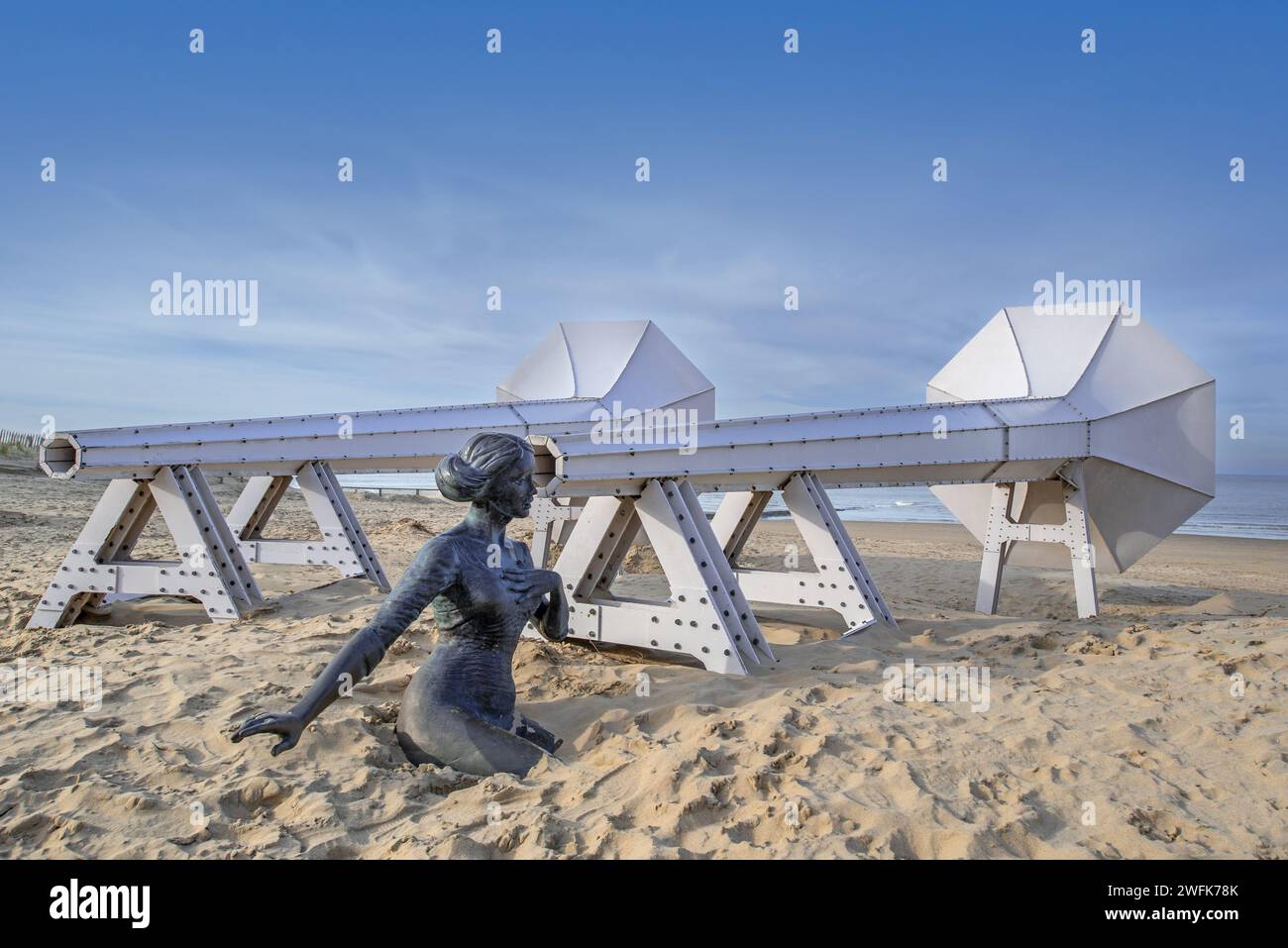 Ich kann es hören, Kunstinstallation am Strand von Ivars Drulle im Badeort Westende, Middelkerke, Westflandern, Belgien Stockfoto