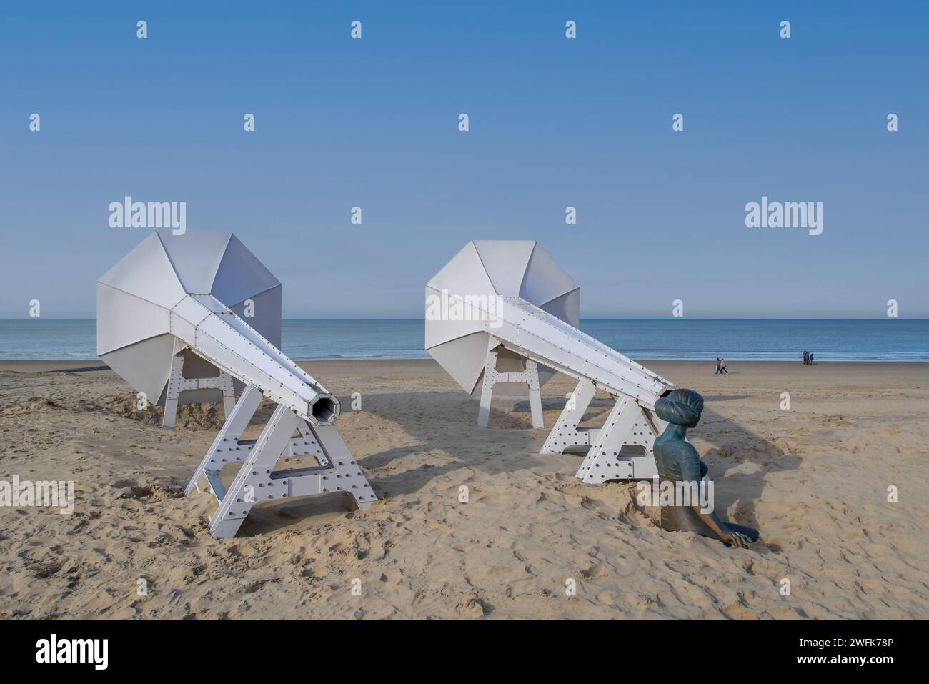 Ich kann es hören, Kunstinstallation am Strand von Ivars Drulle im Badeort Westende, Middelkerke, Westflandern, Belgien Stockfoto