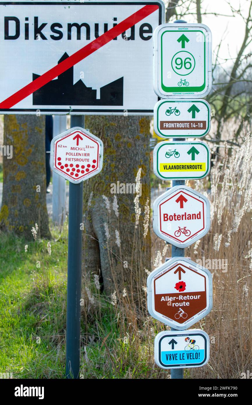 Fahrradknotenschild und 14-18 Wegweiser mit Wegbeschreibungen für Radwege und Fahrradtourismus in Diksmuide/Dixmude, Westflandern, Belgien Stockfoto