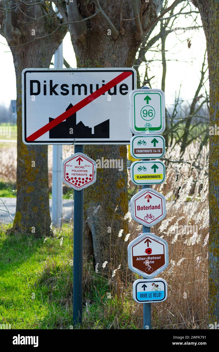 Fahrradknotenschild und 14-18 Wegweiser mit Wegbeschreibungen für Radwege und Fahrradtourismus in Diksmuide/Dixmude, Westflandern, Belgien Stockfoto