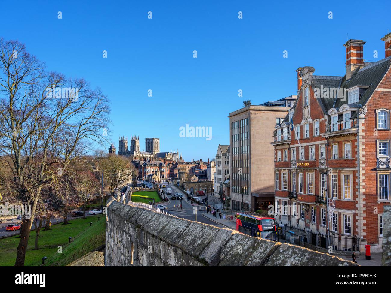 Der City Wall Walk blickt in Richtung York Minster, mit dem Grand Hotel auf der rechten Seite, York, England, Großbritannien. Stockfoto