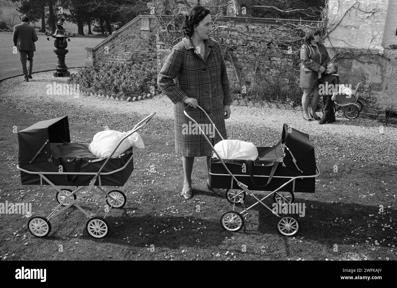 Tichborne Dole. Tichborne, Hampshire 1974. Erwachsene Bewohner der Gemeinde Tichborne und Cheriton erhalten eine Gallone Mehl und eine halbe Gallone für die Kinder, maximal vier Gallonen pro Familie. 1970ER JAHRE UK HOPMER SYKES Stockfoto