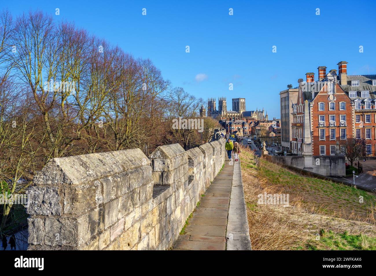 Der City Wall Walk blickt in Richtung York Minster, mit dem Grand Hotel auf der rechten Seite, York, England, Großbritannien. Stockfoto