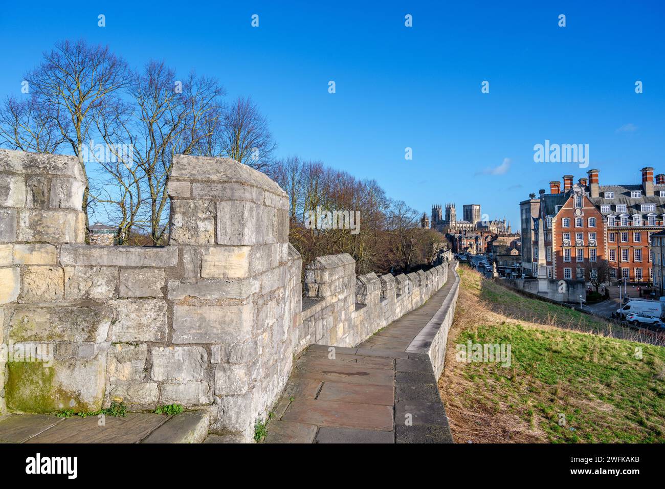 Der City Wall Walk blickt in Richtung York Minster, York, England, Großbritannien. Stockfoto