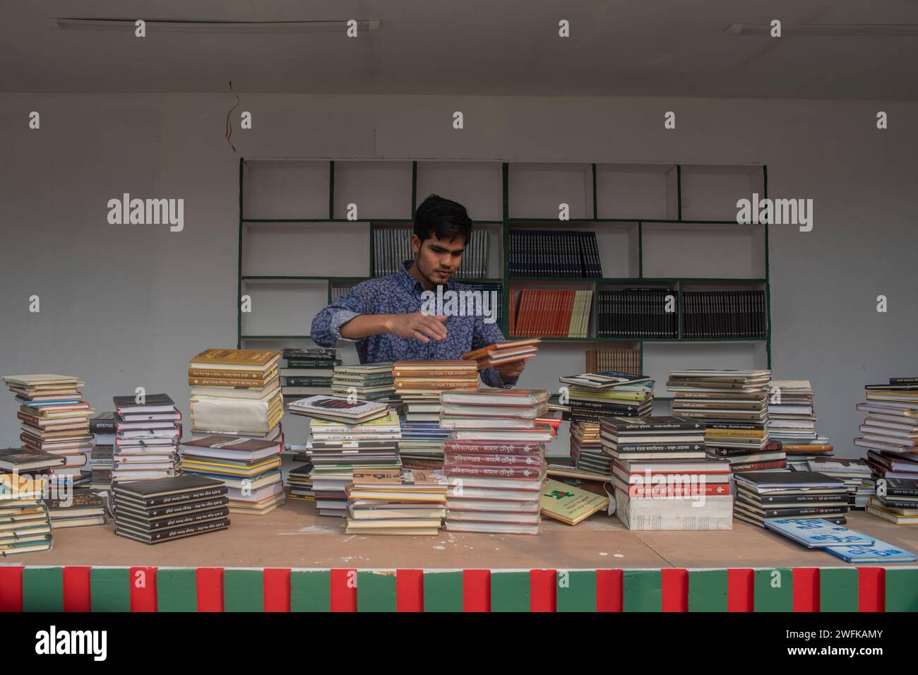 Dhaka, Bangladesch. Januar 31, 2024. Ein Mann arrangiert Bücher an einem Stand vor der Amar Ekushey Buchmesse in Dhaka's Suhrawardy Udyan. (Foto: Sazzad Hossain/SOPA Images/SIPA USA) Credit: SIPA USA/Alamy Live News Stockfoto