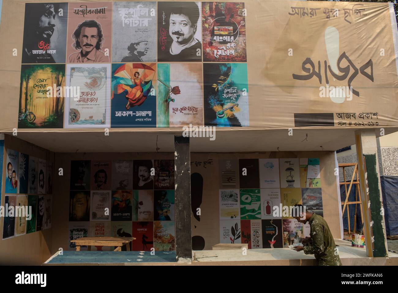 Dhaka, Bangladesch. Januar 31, 2024. Die Stände sind vor der Eröffnung der Amar Ekushey Buchmesse in Dhaka Suhrawardy Udyan mit Plakaten und Farben geschmückt. (Foto: Sazzad Hossain/SOPA Images/SIPA USA) Credit: SIPA USA/Alamy Live News Stockfoto