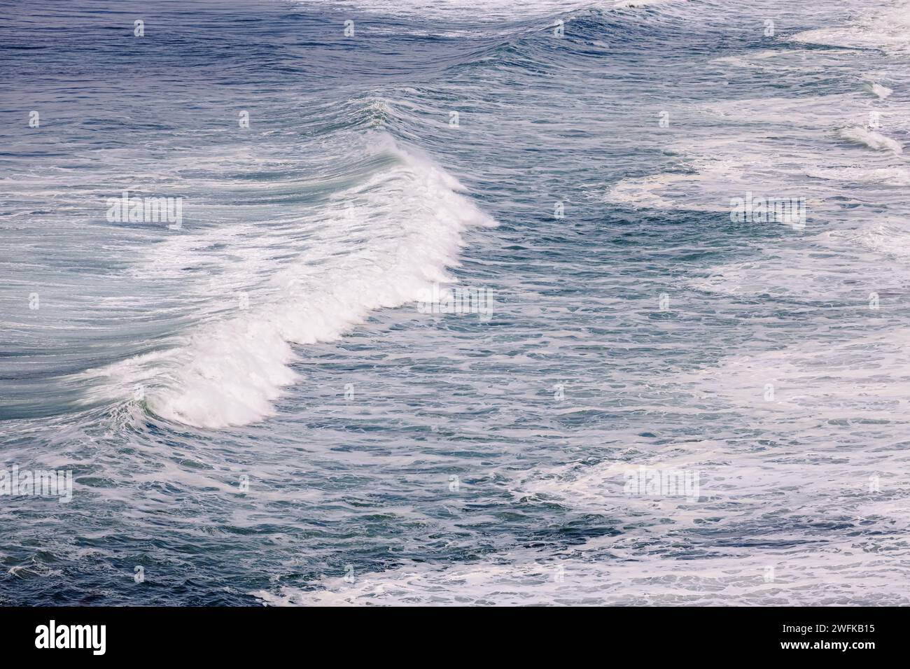 Große Wellen am Strand, stürmischer pazifik Stockfoto