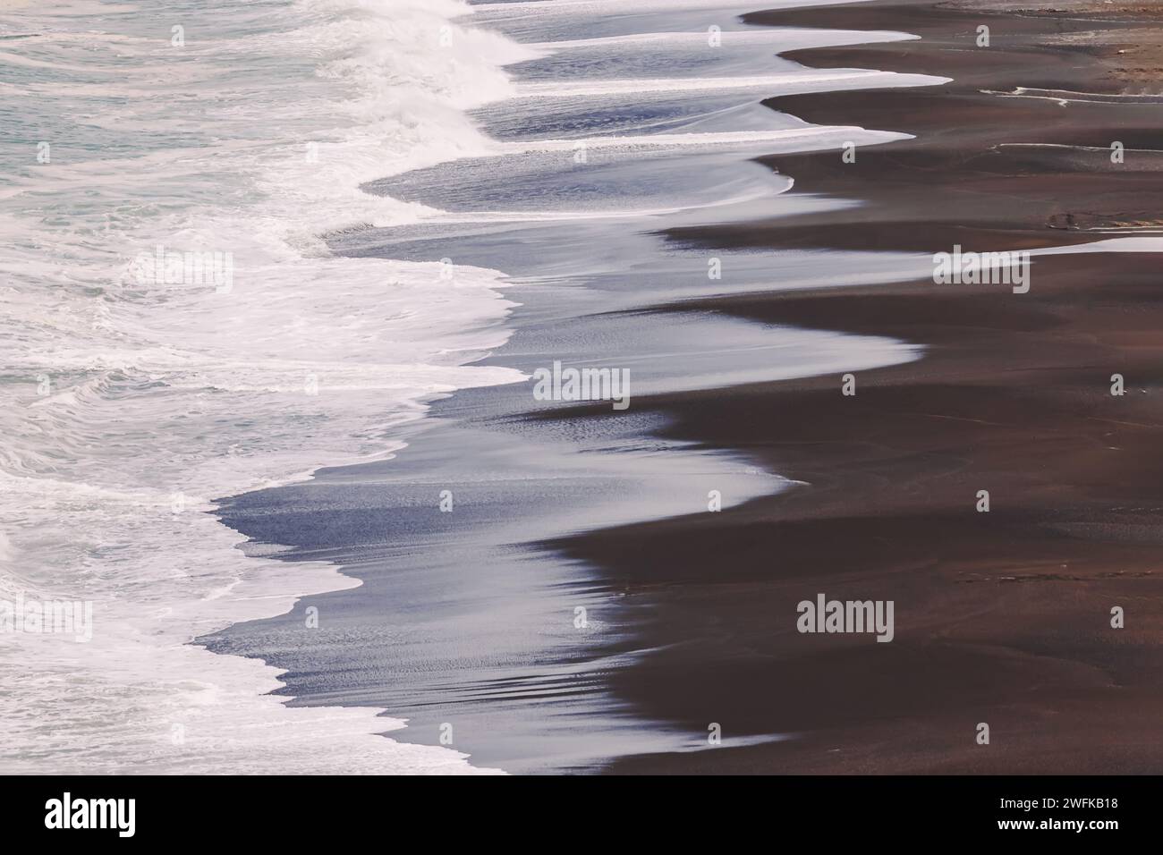 Große Wellen am Strand, stürmischer Pazifik Stockfoto