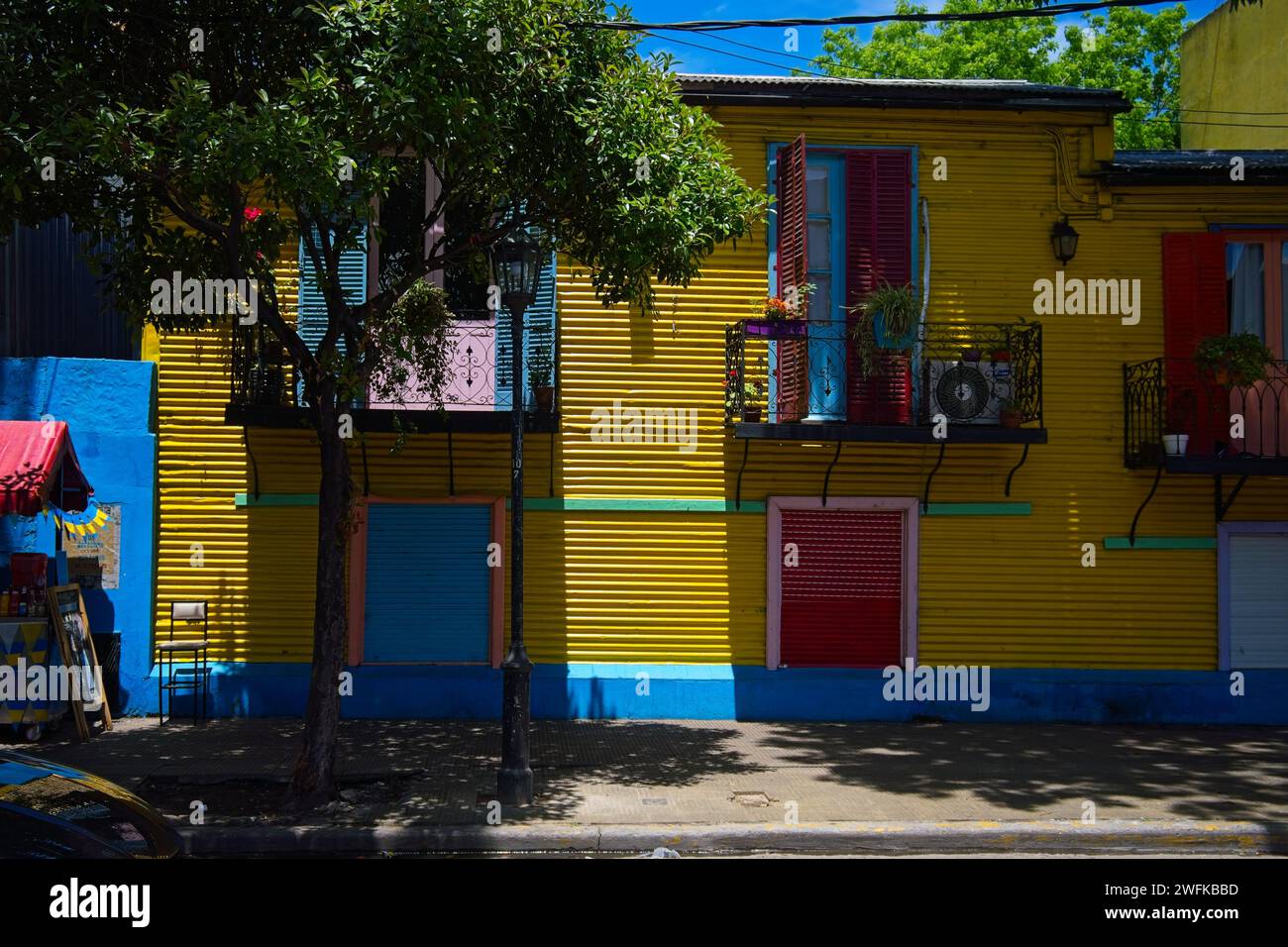 La Boca ist ein Arbeiterviertel mit farbenfrohen Attraktionen in der Nähe des Riachuelo River. Caminito ist umgeben von Steakhäusern und Straßenkünstlern. Stockfoto