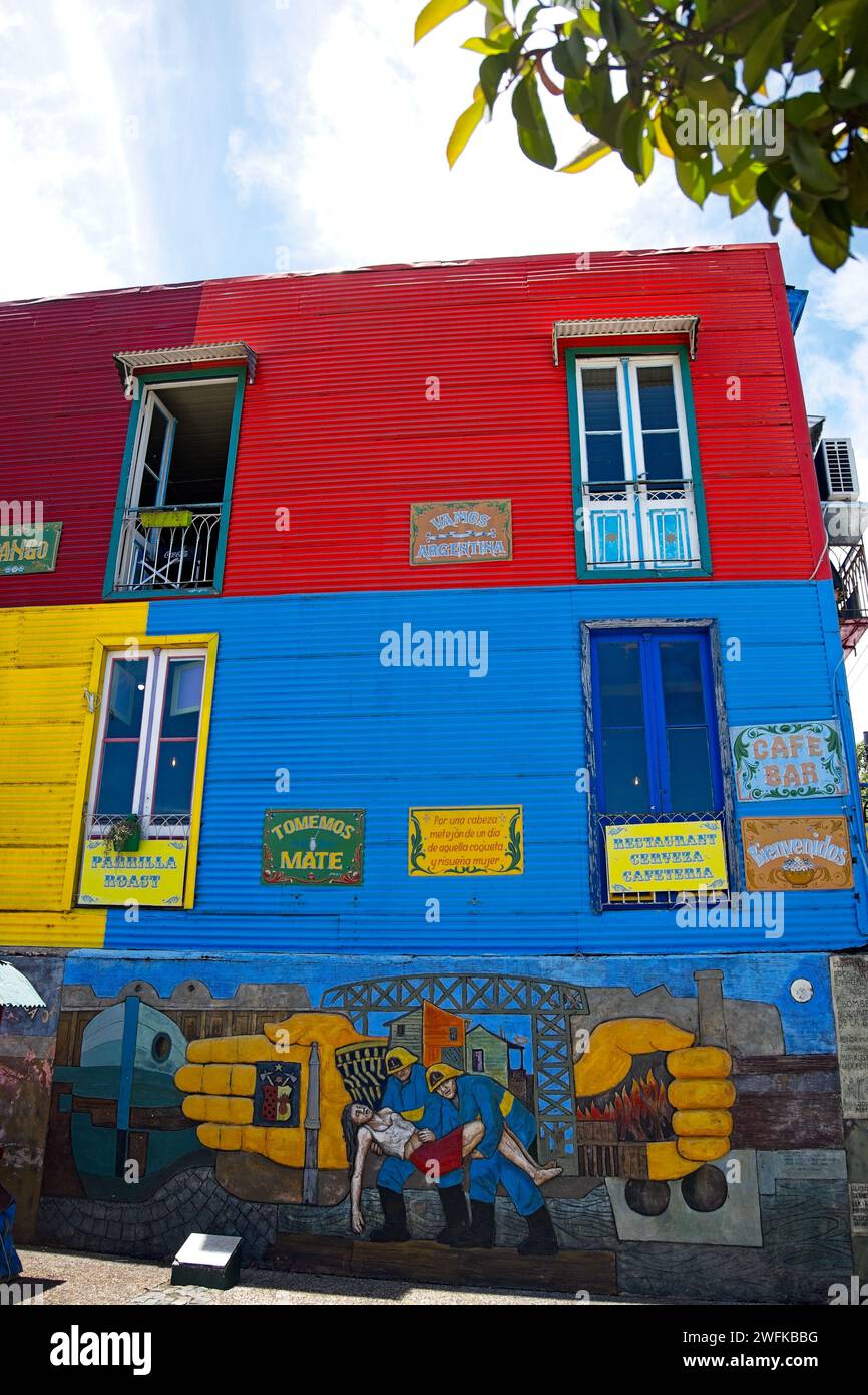 La Boca ist ein Arbeiterviertel mit farbenfrohen Attraktionen in der Nähe des Riachuelo River. Caminito ist umgeben von Steakhäusern und Straßenkünstlern. Stockfoto