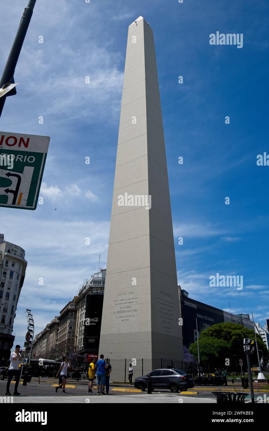 Der Obelisk von Buenos Aires ist ein nationales historisches Denkmal und Wahrzeichen von Buenos Aires. Errichtet im Jahr 1936, um der ersten Gründung der Stadt zu gedenken. Stockfoto