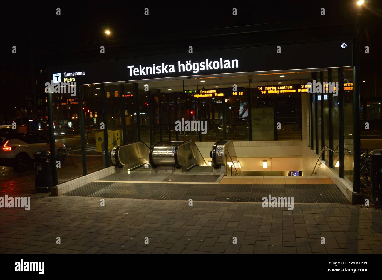 Stockholm, Schweden - 5. November 2023 - Eintritt zur U-Bahn-Station Tekniska högskolan bei Nacht. (Foto: Markku Rainer Peltonen) Stockfoto