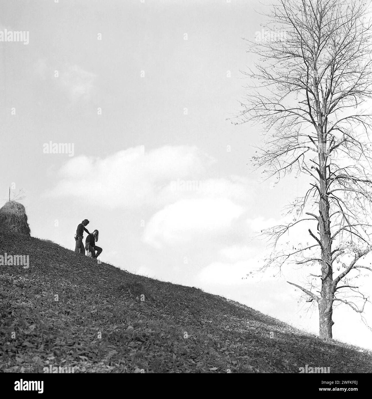 Junges Paar auf einem Hügel in Rumänien, ca. 1978 Stockfoto