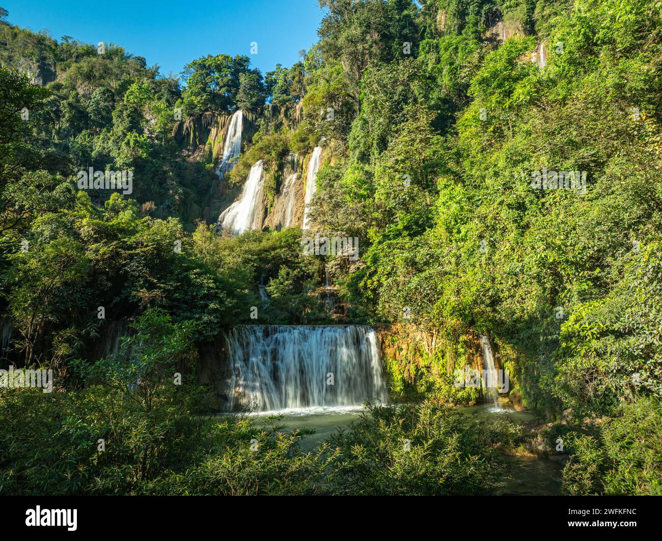 Aus der Vogelperspektive die schönsten Wasserfälle Thailands. THI Lo Su Wasserfall der größte Wasserfall Thailands der Thi Lo Su Wasserfall steht hoch wie ein hidd Stockfoto