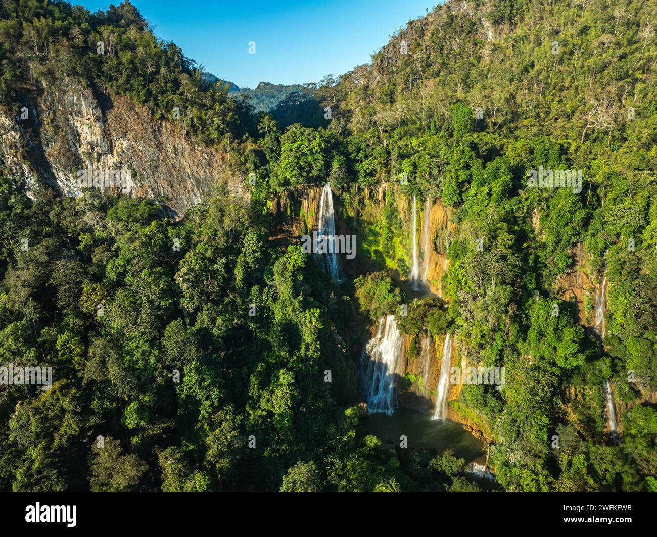 Aus der Vogelperspektive die schönsten Wasserfälle Thailands. THI Lo Su Wasserfall der größte Wasserfall Thailands der Thi Lo Su Wasserfall steht hoch wie ein hidd Stockfoto