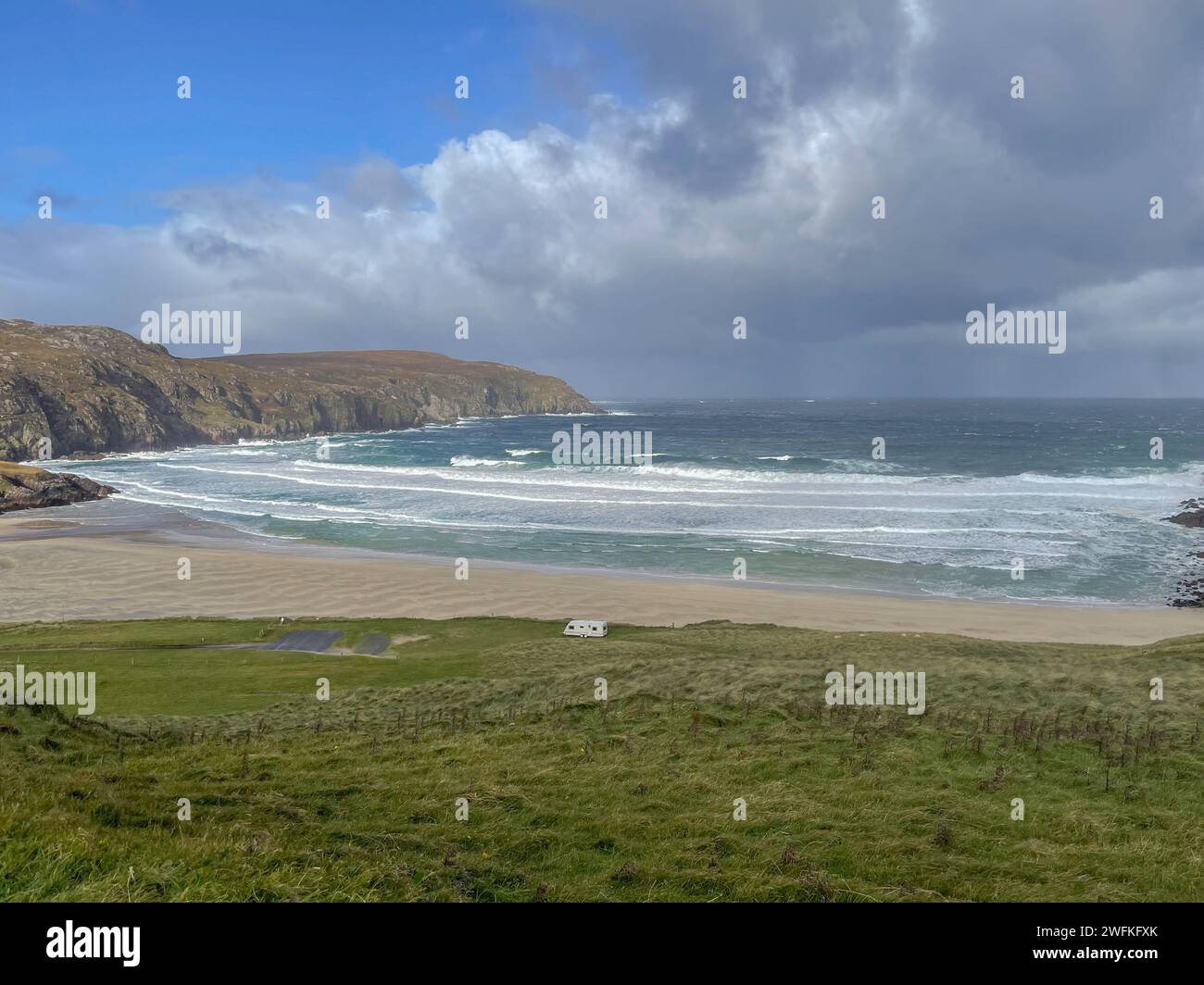 Der wunderschöne und abgeschiedene Cliff Beach in der Nähe des Dorfes Bhaltos auf der Isle of Lewis in den Äußeren Hebriden Stockfoto