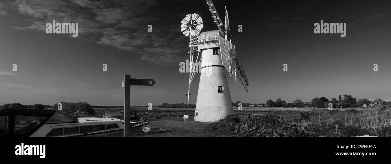 Blick auf die Thurne Windmühle am Fluss Thurne, Norfolk Broads National Park, England, Großbritannien Stockfoto