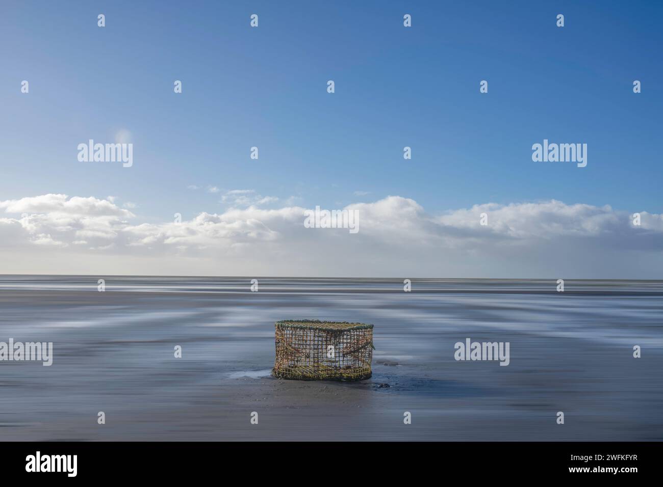 Ein alter Hummertopf wird nach einem Sturm am atemberaubenden Sandstrand von West Wittering an Land gespült Stockfoto