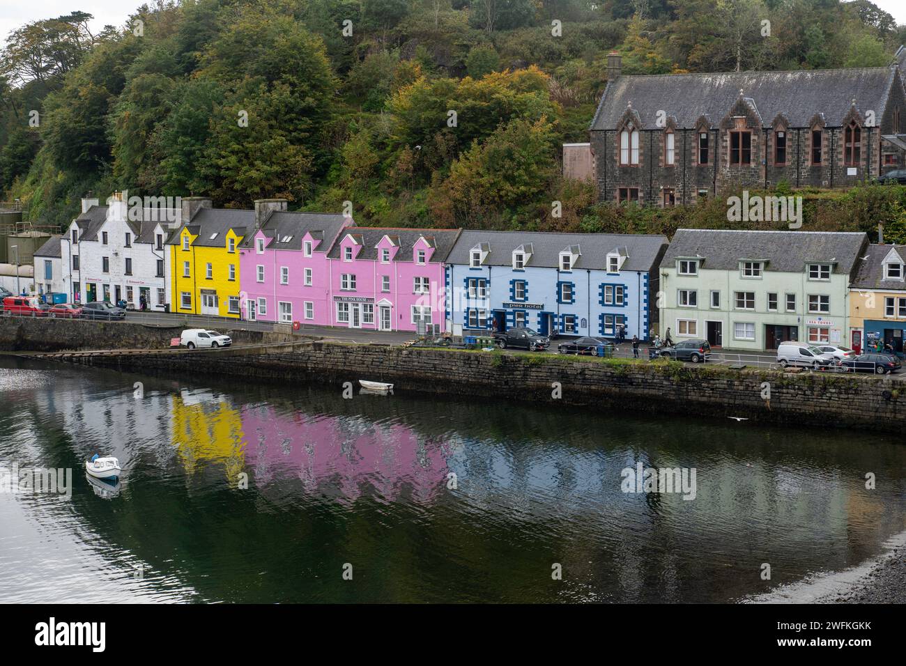 Die farbenfrohen Gebäude im Portree Harbour auf der östlichen Seite der Isle of Skye Stockfoto