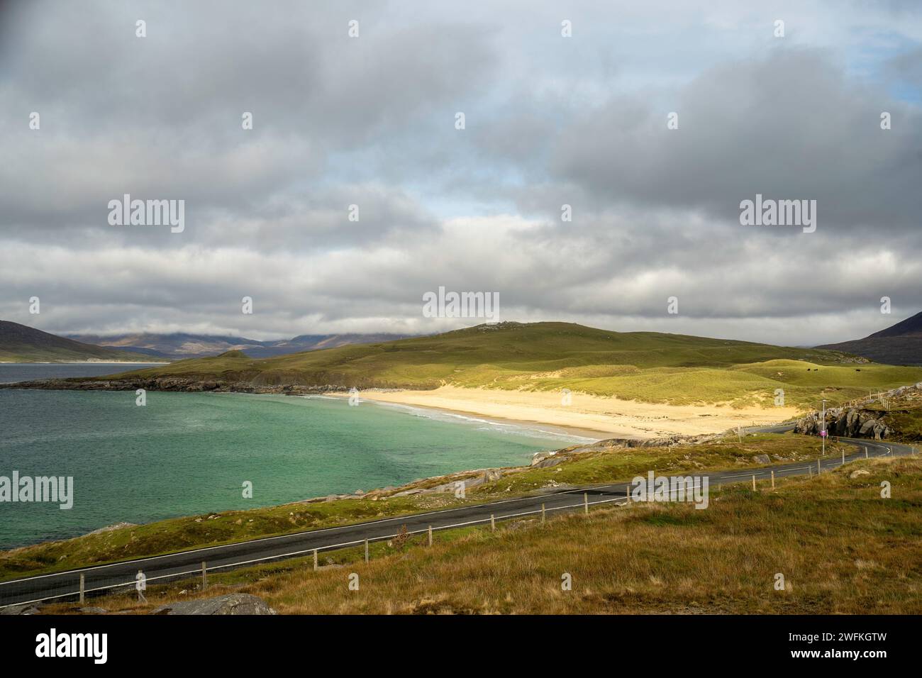 Das türkisfarbene Wasser des Nisabost Beach auf der atemberaubenden Insel Harris mit Blick von Talla na Mara, betrieben vom West Harris Trust Stockfoto