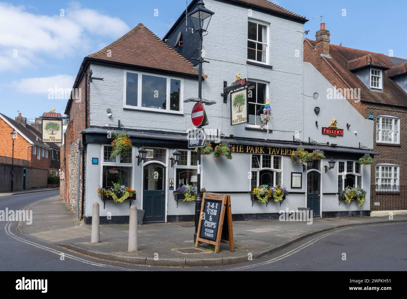 Die Park Tavern liegt an einer Kreuzung von Priory Road, St Peters Street und St Martin's Square und gegenüber dem Priory Park im historischen Chichester. Stockfoto