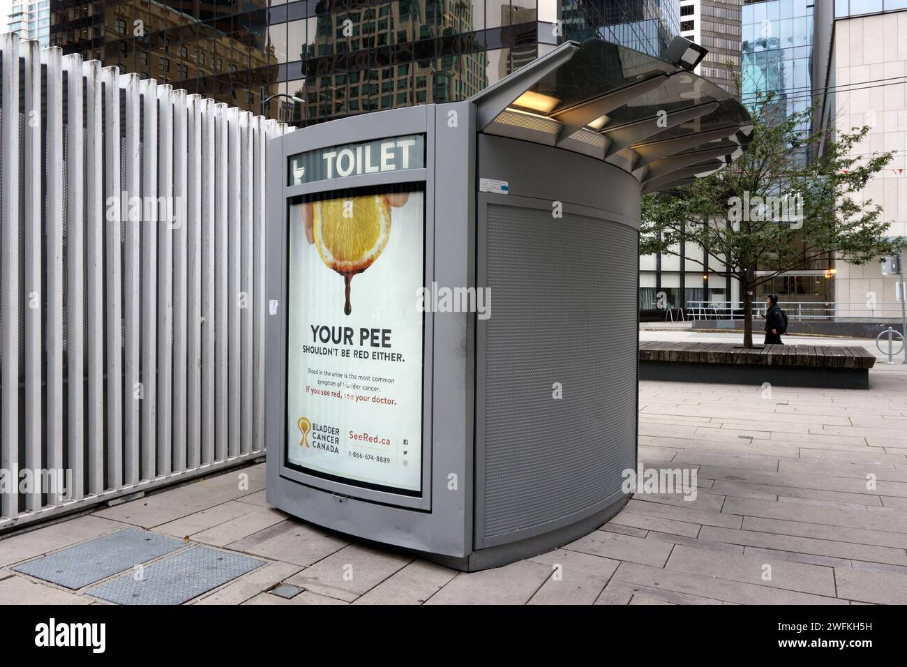 Öffentliche Außentoilette mit einem Poster zur Sensibilisierung für Blasenkrebs in der Innenstadt von Vancouver, BC, Kanada Stockfoto
