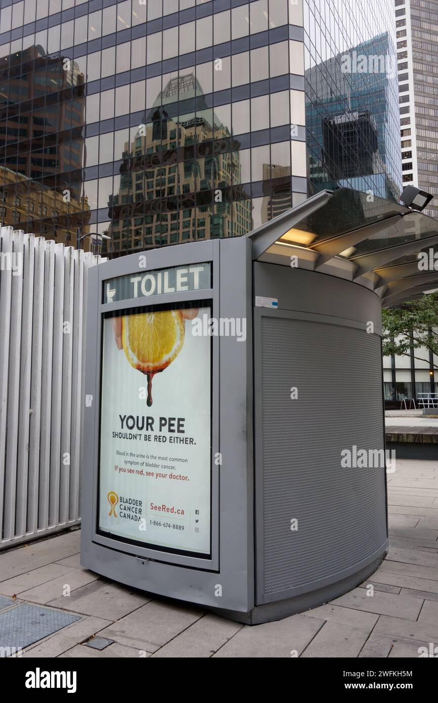 Öffentliche Außentoilette mit einem Poster zur Sensibilisierung für Blasenkrebs in der Innenstadt von Vancouver, BC, Kanada Stockfoto
