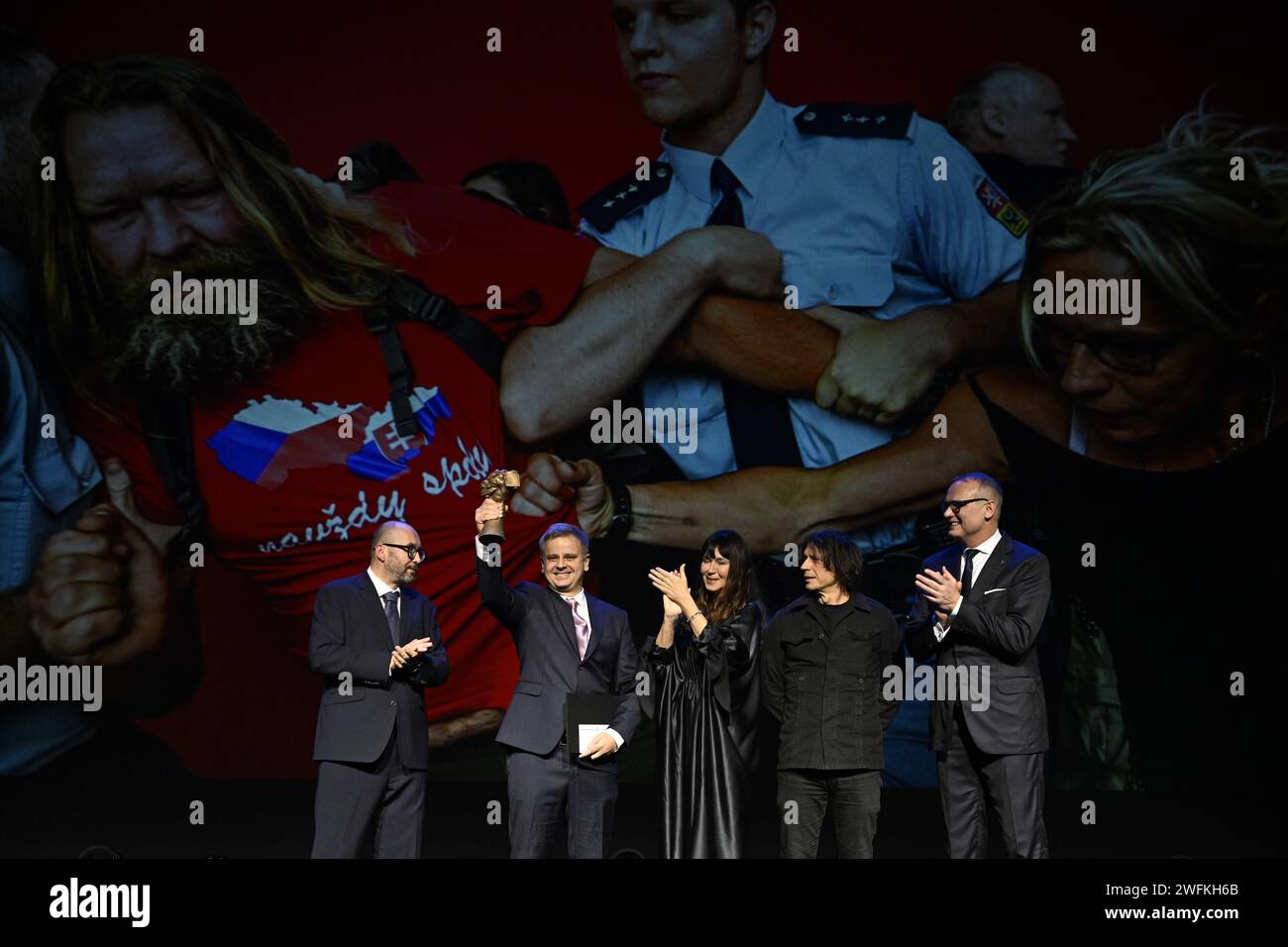 Prag, Tschechische Republik. Januar 31, 2024. Die Preisverleihung des 29. Tschechischen Pressefotowettbewerbs fand am 31. Januar 2024 in Prag statt. Der zweite von links ist der Fotograf Roman Vondrous der Tschechischen Nachrichtenagentur (CTK), der den Hauptpreis für Fotografie des Jahres 2023 gewann. Ebenfalls abgebildet sind Dan Materna und Veronika Souralova von der Organisationsfirma Czech Photo sowie Bildhauer und Autor des Preises für David Cerny. Quelle: Katerina Sulova/CTK Photo/Alamy Live News Stockfoto