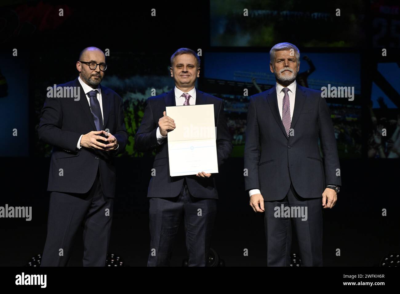 Prag, Tschechische Republik. Januar 31, 2024. Die Preisverleihung des 29. Tschechischen Pressefotowettbewerbs fand am 31. Januar 2024 in Prag statt. Auf dem Foto sehen Sie L-R Dan Materna von der Organisationsfirma Czech Photo, den Fotografen Roman Vondrous von der Tschechischen Nachrichtenagentur (CTK) und den tschechischen Präsidenten Petr Pavel. Quelle: Katerina Sulova/CTK Photo/Alamy Live News Stockfoto